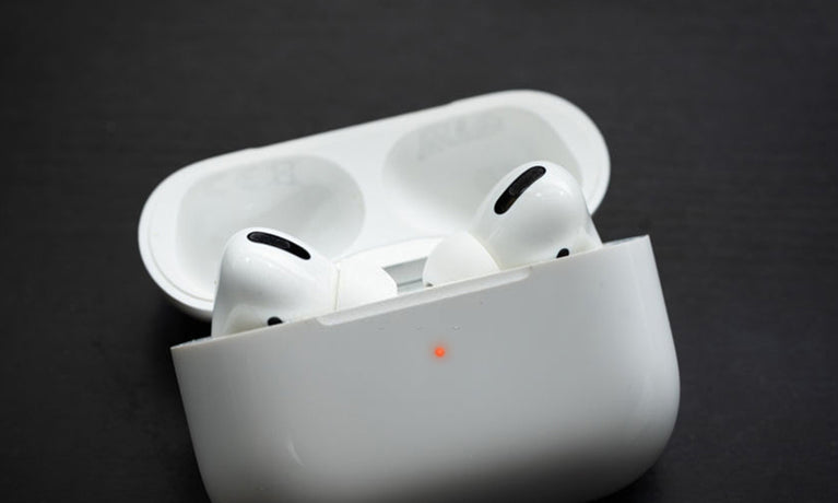 Bleibt die Statusleuchte des AirPods-Ladecases beim Laden eingeschaltet?