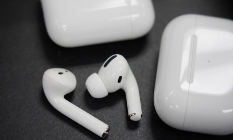 Wie man zwei verschiedene AirPods mit einem Ladecase verbindet