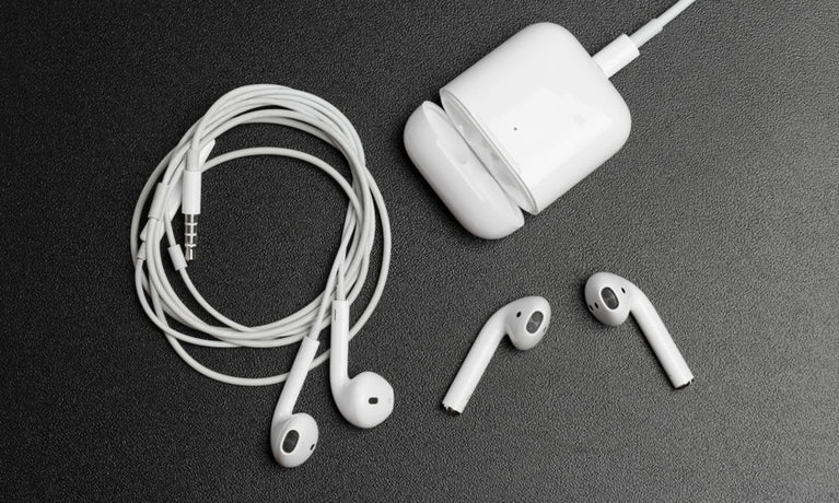 Kannst du dein AirPods-Case aufladen, wenn keine AirPods drin sind?